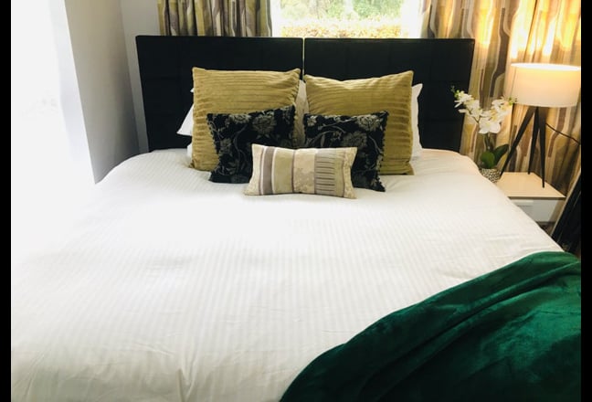 Double room | Ensuite bathroom| 2-3 stops to City) Main Photo