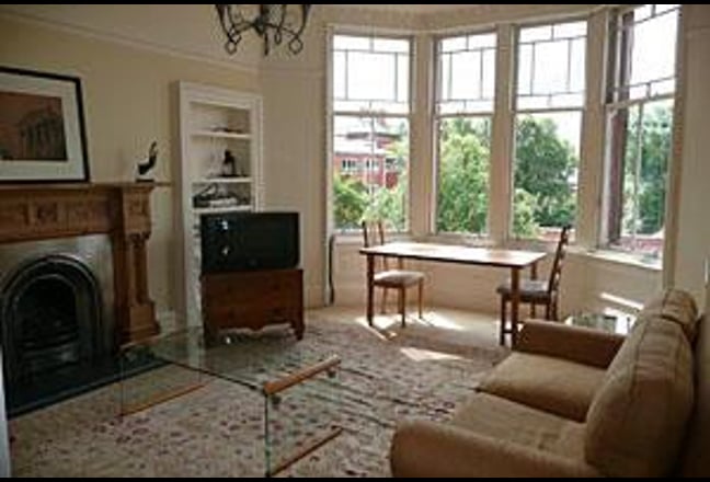  Large Double Bedroom- Warm Sunny Smart West End Main Photo