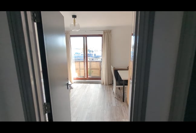 Stunning Riverside Living – 5 Mins to Canary Wharf Main Photo