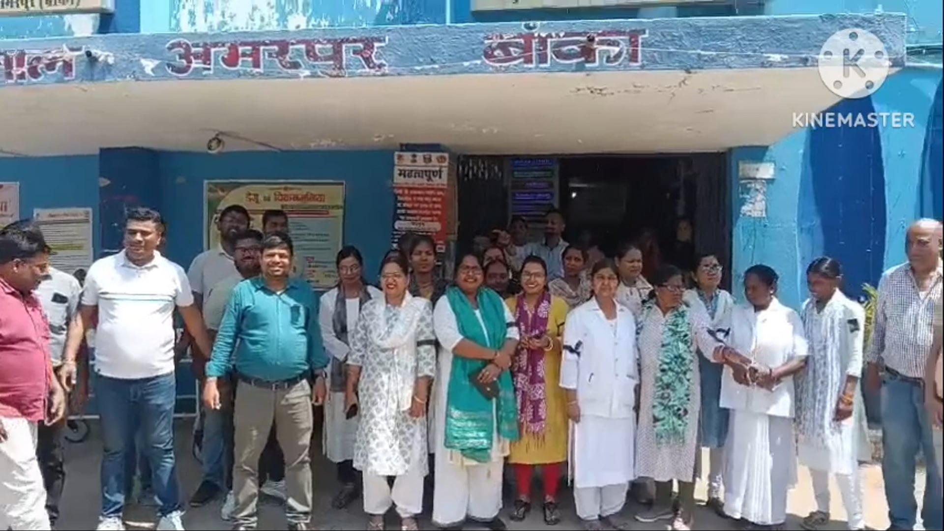 वेतन रोकने से तनाव में फार्मासिस्ट की संदिग्ध मौत को लेकर स्वास्थ्य कर्मियों ने काला बिल्ला लगाकर किया विरोध।