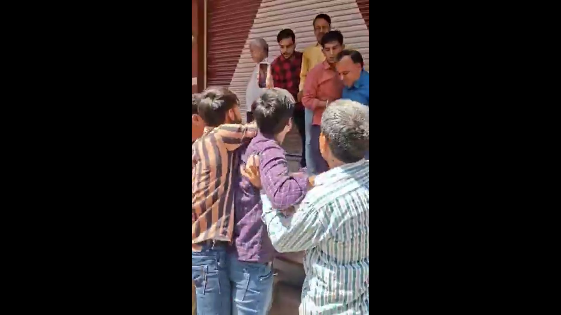 ▶️......उत्तर प्रदेश के जिला शामली में दुकान पर कब्जे को लेकर 2 गुट भिड़ गए। DSP और पुलिस फोर्स के सामने सड़क पर खूब मारपीट हुई। एक पक्ष महंत योगी शेर नाथ और दूसरा पक्ष पुष्पेंद्र भारद्वाज है। मारपीट के बाद पुलिस ने दुकान पर सील लगवाई। बताया जा रहा है कि बाबा पक्ष कोर्ट से केस हार चुका है, इसके बावजूद वो दुकान पर कब्जा करना चाहते हैं।