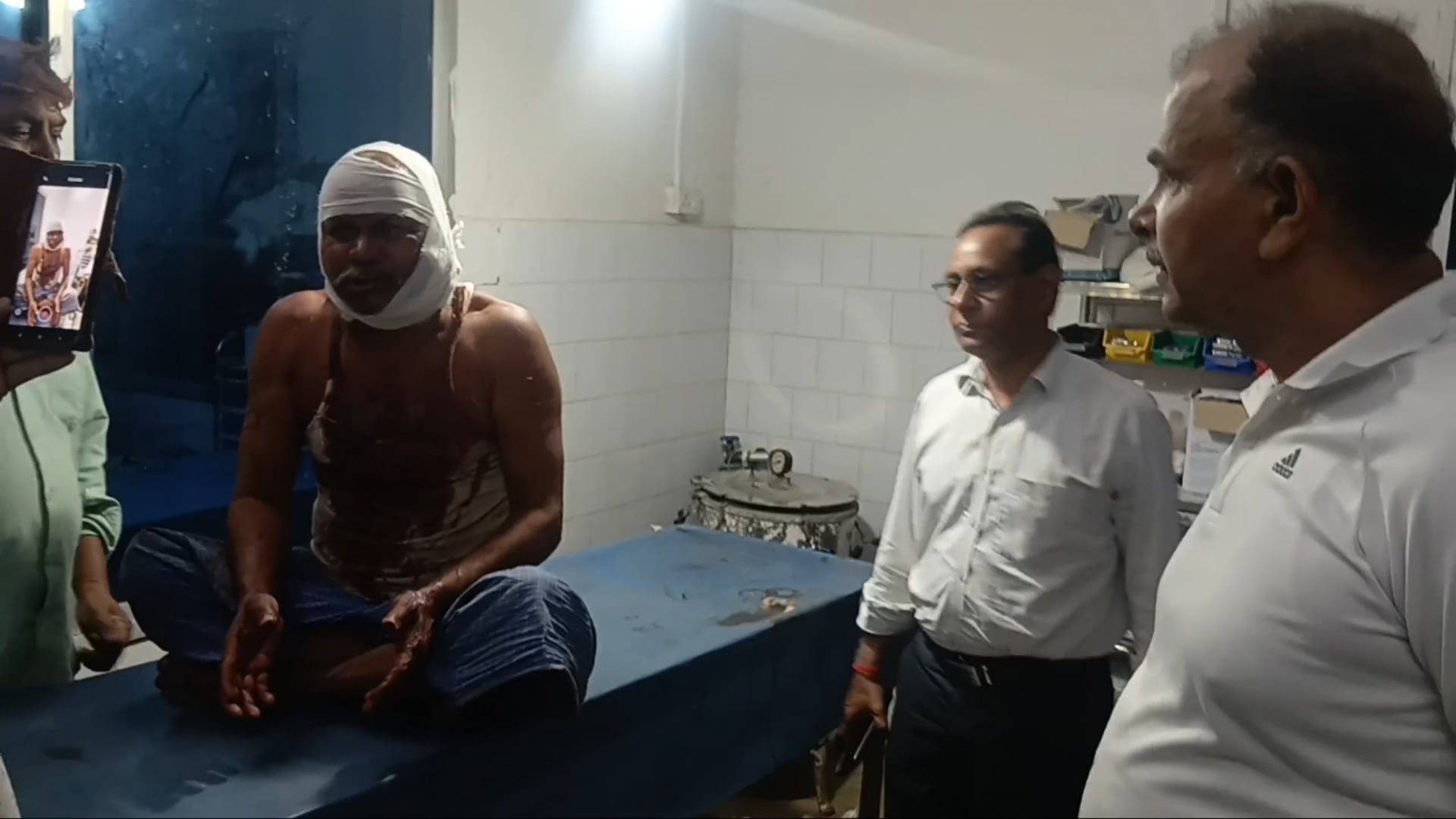 नशेड़ी बेटे ने पिता पर किया जानलेवा हमला, हालत गंभीर में रेफर