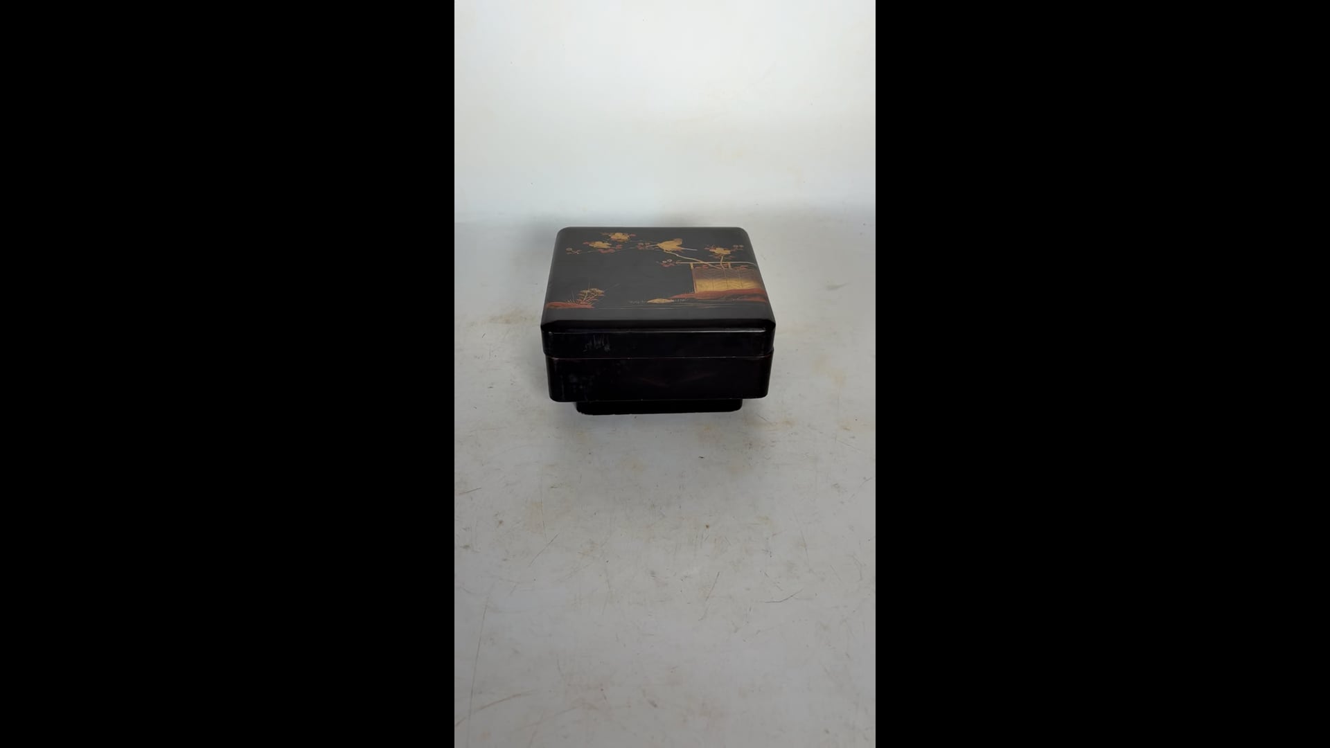 Japanese black lacquer box, Japan, early 20th century For Sale at