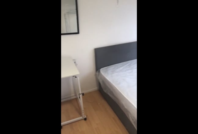 1 double room for student 5 min RHUL &pound;550 pcm Main Photo