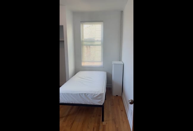 Furnished bright room for rent, bills included Main Photo