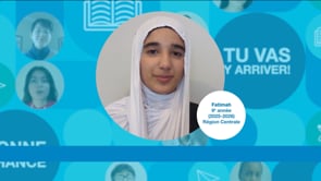 Élève de 9e année portant un hijab gris clair et un haut noir, face à la caméra. Photo centrée sur un fond bleu.