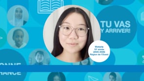 Élève de 10e année aux cheveux longs et foncés, portant des lunettes, face à la caméra. Photo centrée sur un fond bleu.