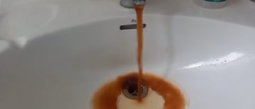 El connexionat amb l'ETAP porta aigua marró a les aixetes