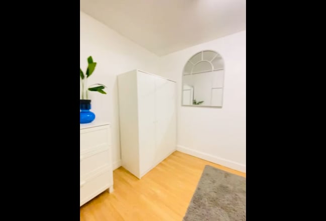 2 Rooms Available Immediately | Royal Docks Main Photo