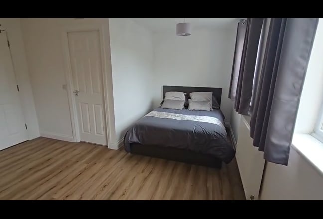Ensuite 5 min walk Bedford Place, Gym and Parking Main Photo