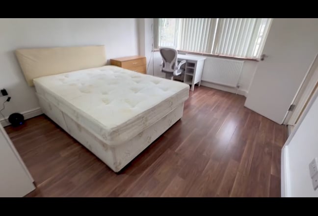 Spacious ensuite double room in modern house Main Photo