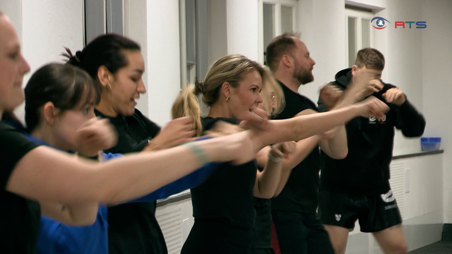 staerke-fuer-den-ernstfall-selbstverteidigungskurse-erleben-grossen-zulauf