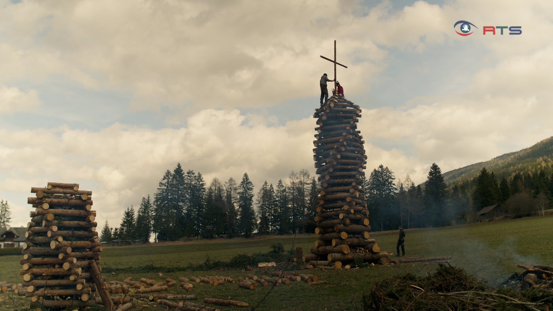 wenn-die-tuerme-leuchten-lungauer-osterfeuer-als-gelebter-brauch