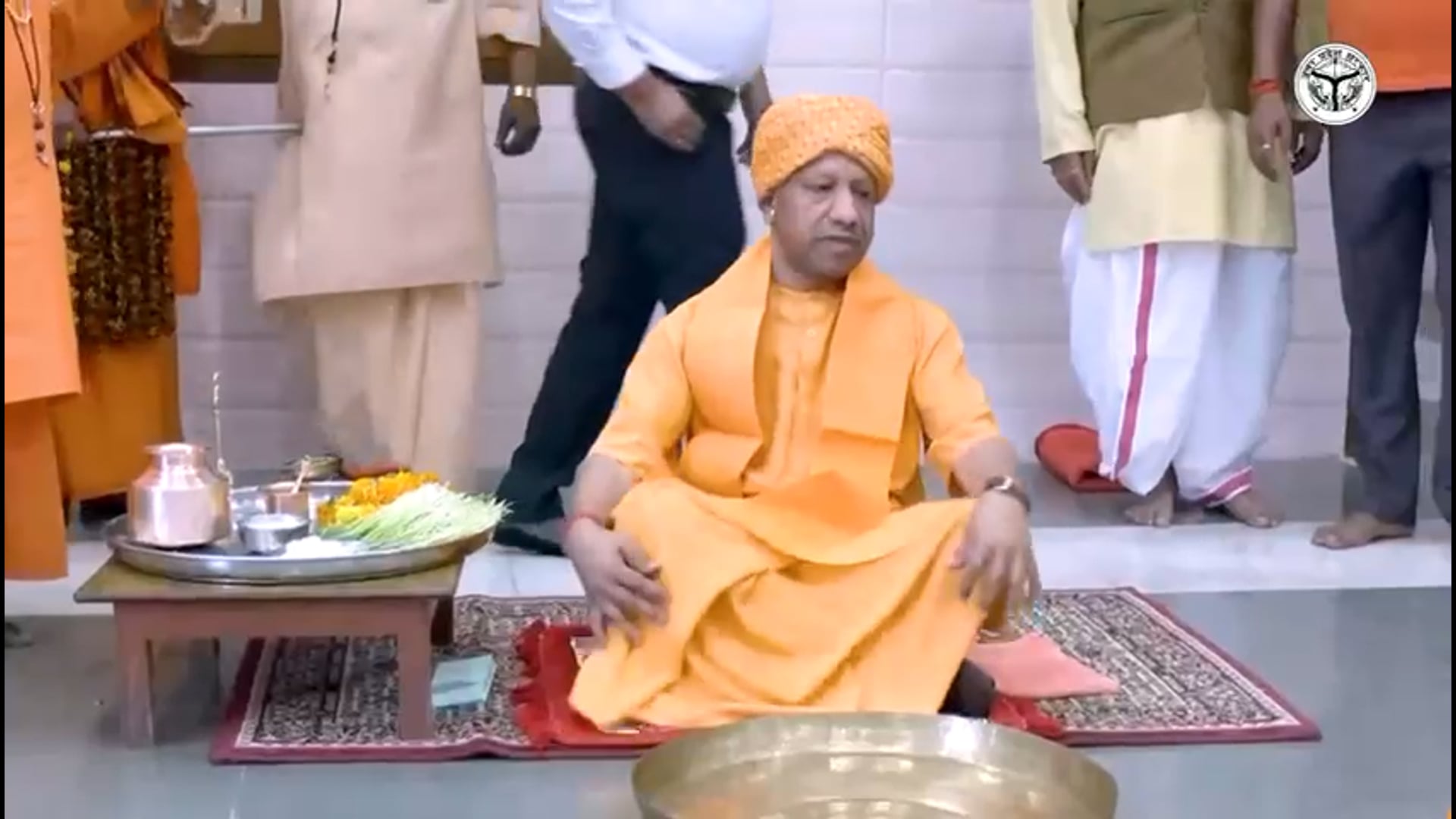 ▶️......जय माँ भगवती!
मुख्यमंत्री योगी आदित्यनाथ जी ने आज 'श्रीरामनवमी' के पावन अवसर पर गोरखनाथ मंदिर में कन्या पूजन किया।
नारी शक्ति के सम्मान, संस्कार और सनातन मूल्यों के संरक्षण का प्रेरक संदेश देती यह पावन परंपरा समाज को श्रद्धा, सम्मान और समरसता के पथ पर अग्रसर करती है।