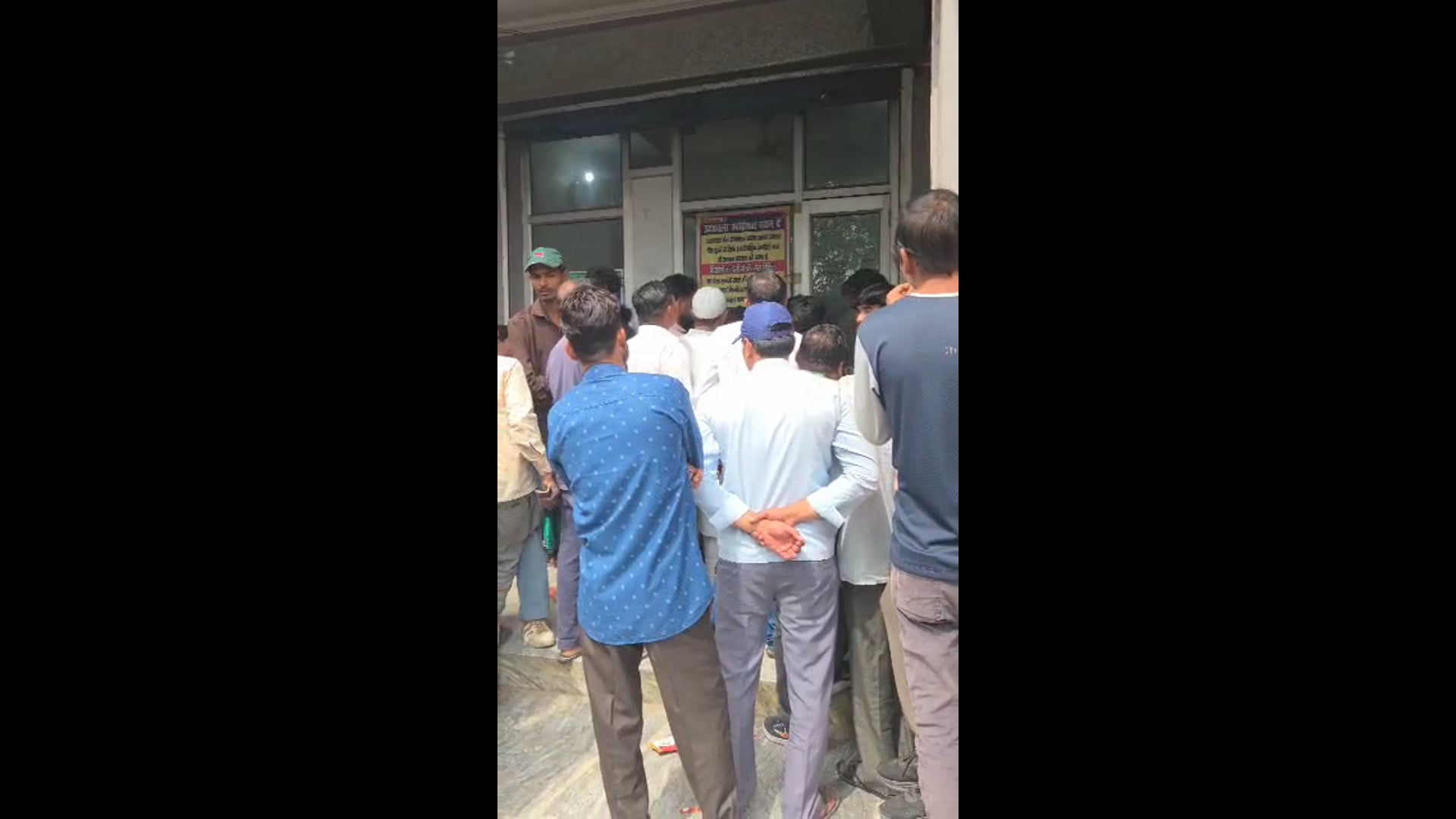 केवाईसी न कराने से भारत गैस एजेंसी पर उमड़ी भीड़, एजेंसी स्वामी आकाश अग्रवाल ने संभाली व्यवस्था