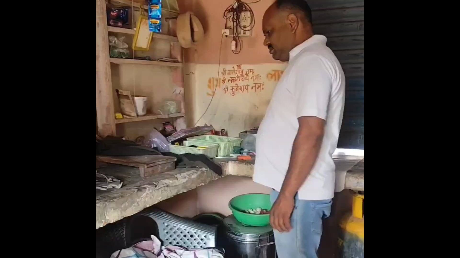 कोंच में देर रात चोरी, कैंटीन और गल्ला दुकान के ताले तोड़कर नकदी व सामान पारकोंच में देर रात चोरी, कैंटीन और गल्ला दुकान