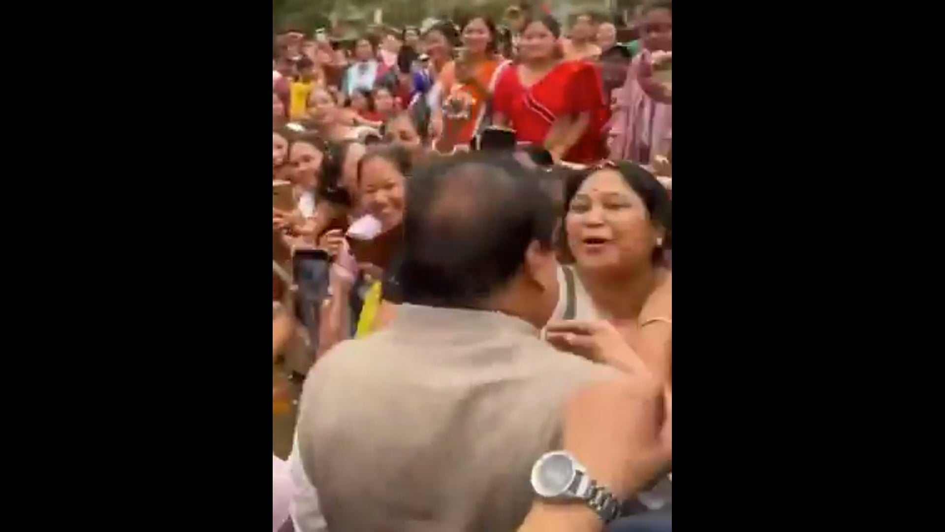 ▶️.....असम के मुख्यमंत्री @himantabiswa के लिए महिलाओं में दीवानगी देखिए
उन्हें महिला वोटरों का“किस रूपी आशीर्वाद मिल गया है