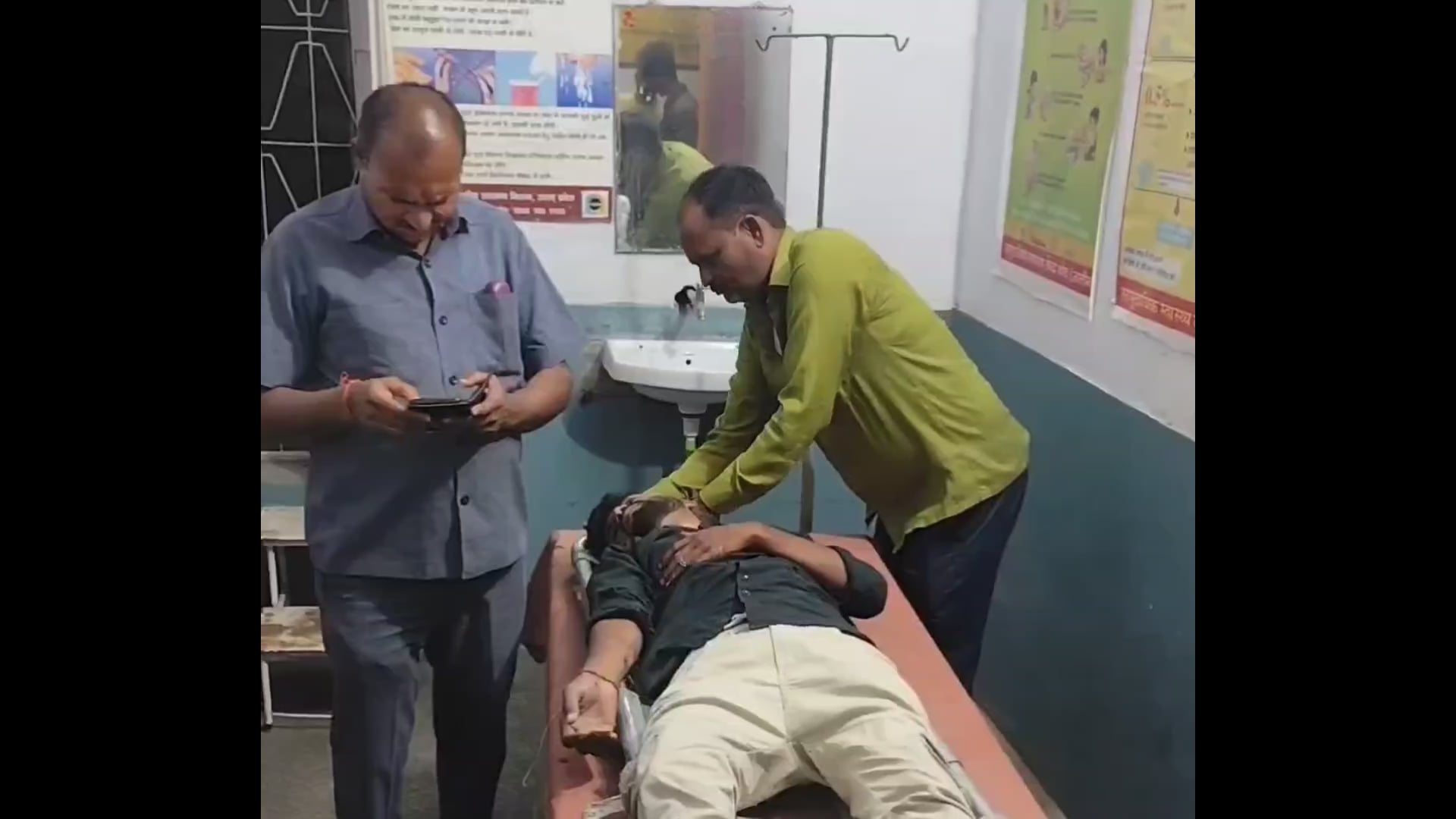 कोंच कस्बे में बाइक टकराने पर विवाद, युवक को लाठी-डंडों से पीटा, सीएचसी में भर्ती