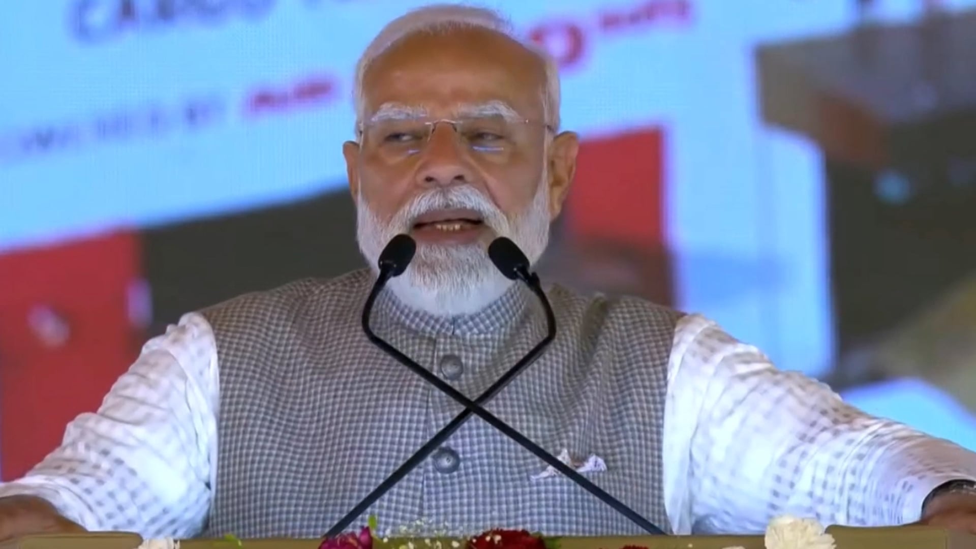 नोएडा का इंटरनेशनल एयरपोर्ट आगरा, मथुरा, अलीगढ़, गाजियाबाद, मेरठ, इटावा, बुलंदशहर और फरीदाबाद इन सभी क्षेत्रों को अत्याधिक लाभ पहुंचाएगा: प्रधानमंत्री नरेन्द्र मोदी।