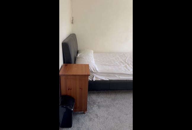  A spacious large double bed room available  Main Photo