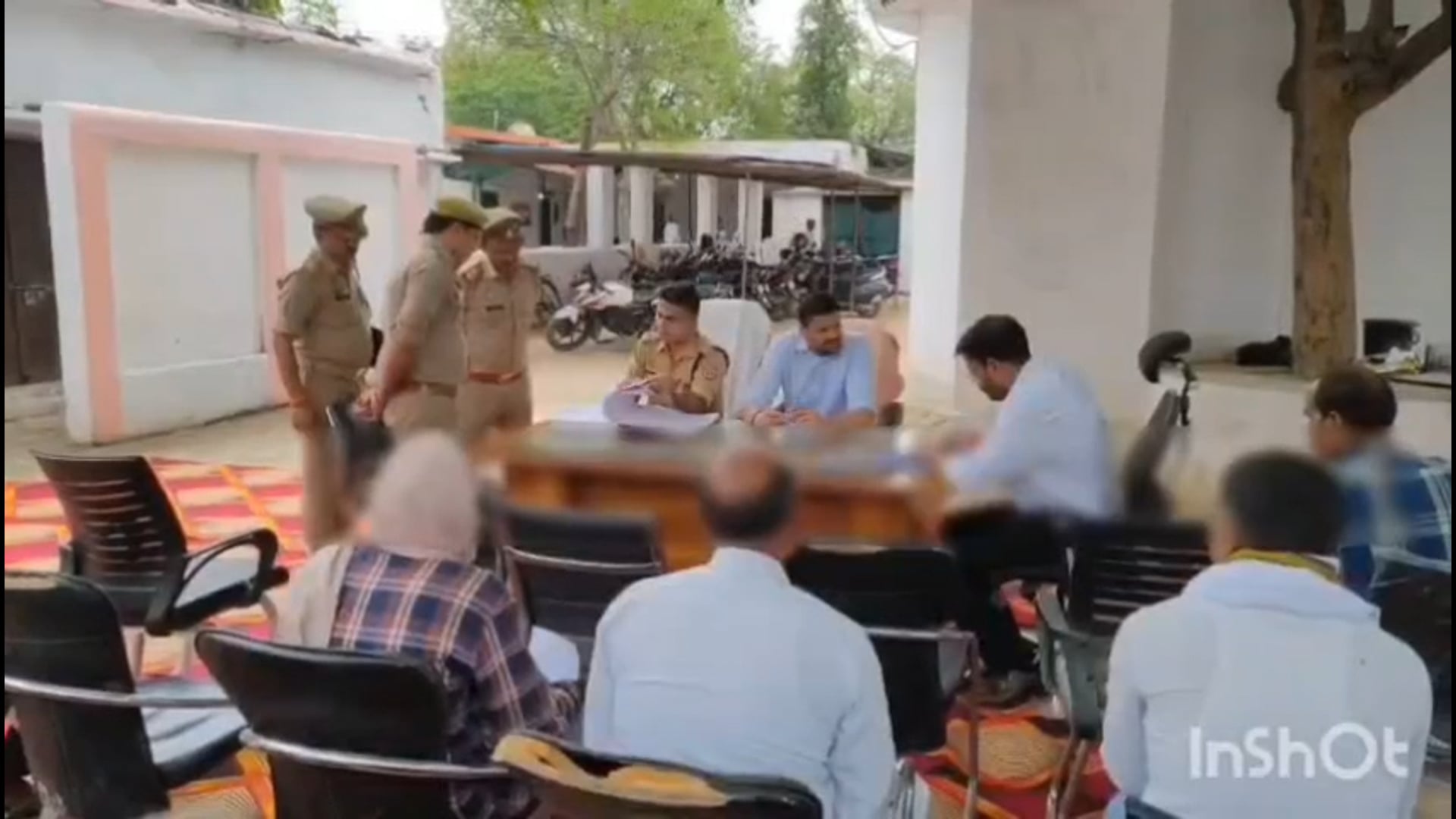 थाना दिवस पर जिलाधिकारी व एसपी ने बिरनो थाने में किया जनसुनवाई