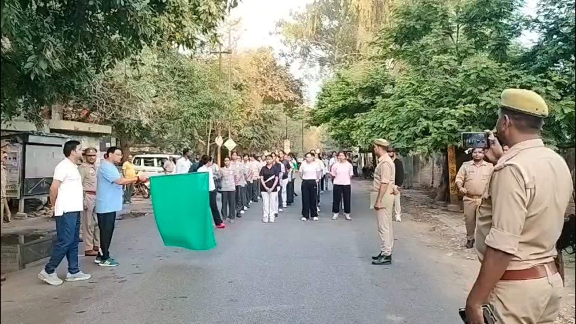 गाजीपुर मिशन शक्ति को एसपी ग्रामीण ने हरीझंडी दिखाकर किया रवाना