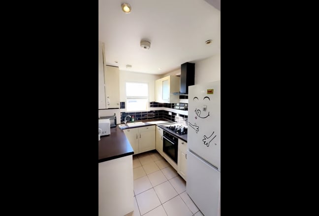 Large bedroom in Edmonton - Furnished & Bill Incl. Main Photo