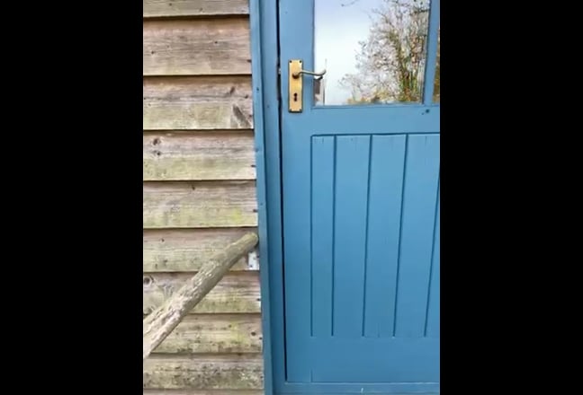 Self contained cabin in garden with parking Main Photo