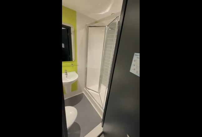 Beautiful Spacious Ensuite & Double bed Main Photo