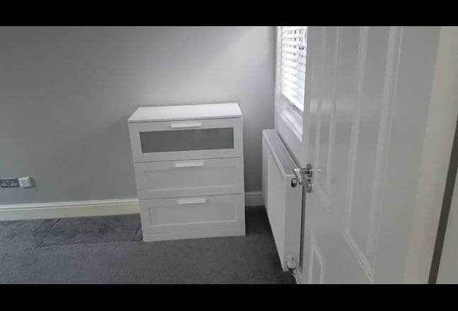 Large Double Room with Ensuite in E10 for Female Main Photo