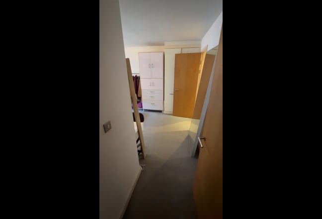 En-suite room with parking - Green Quarter - July  Main Photo