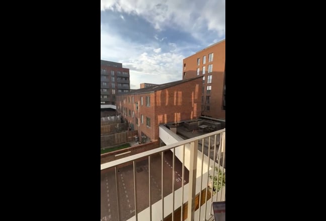 Bright 1 bedroom flat in great residential area! Main Photo