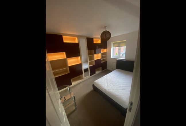 Double Room + Private Bathroom | 10 mins to City Main Photo