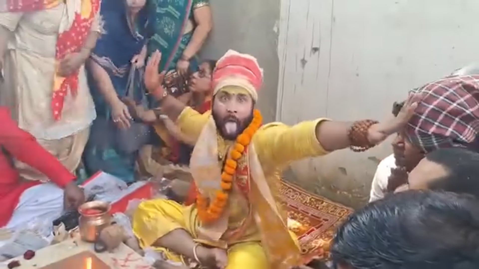 बरेली जिले में पानी पिलाकर गंभीर बीमारियों को ठीक करने का दावा करने वाले लोगों की संख्या बढ़ती दिख रही है। पहले से दो ऐसे मामलों के सामने आने के बाद अब एक और व्यक्ति इसी तरह का दावा करता हुआ सामने आया है, जिससे प्रशासन और स्वास्थ्य व्यवस्था पर सवाल उठ रहे हैं।