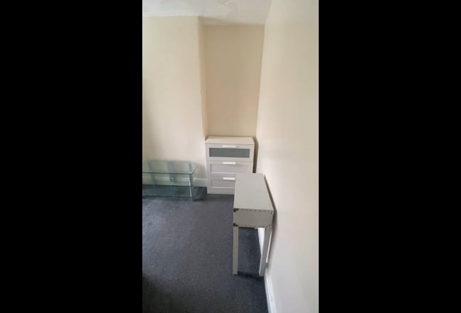 Double Bedroom Near UHW Main Photo