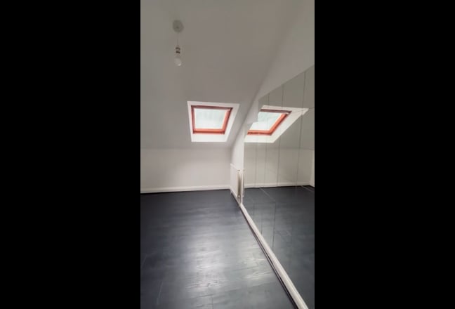 Stunning quiet top floor flat near Burnham station Main Photo