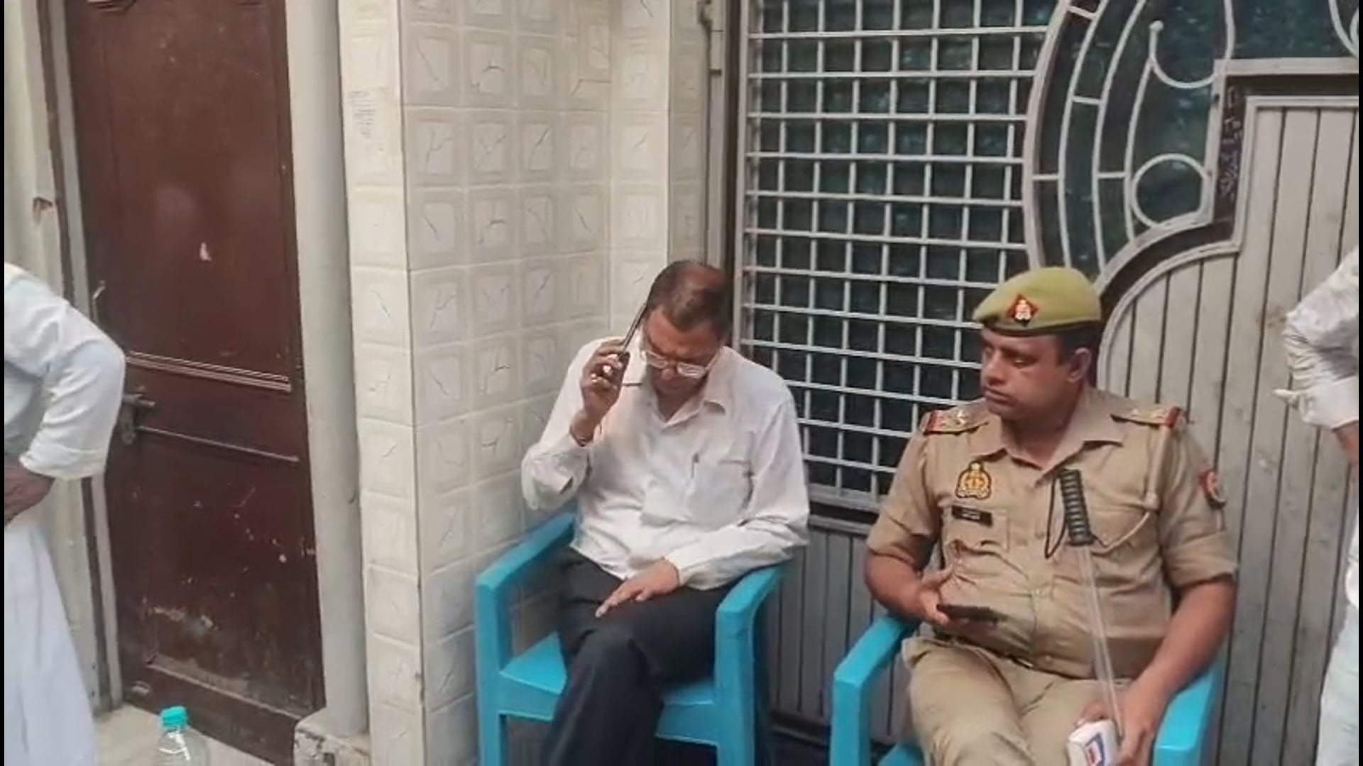 ▶️....सहारनपुर स्मार्ट मीटर को लेकर उपभोक्ता काफी परेशान नजर आ रहे हैं आज इसी क्रम में मोहल्ला किला नवाबगंज में विद्युत अधिकारियों ने जब स्मार्ट मीटर लगाने शुरू किया....  उपभोक्ताओं ने इसका विरोध किया इसी दौरान विद्युत अधिकारियों ने पुलिस विभाग को सूचित किया और बल पुलिस बल की मौजूदगी में मोहल्ले के अंदर जबरन मीटर लगाए जा रहे।