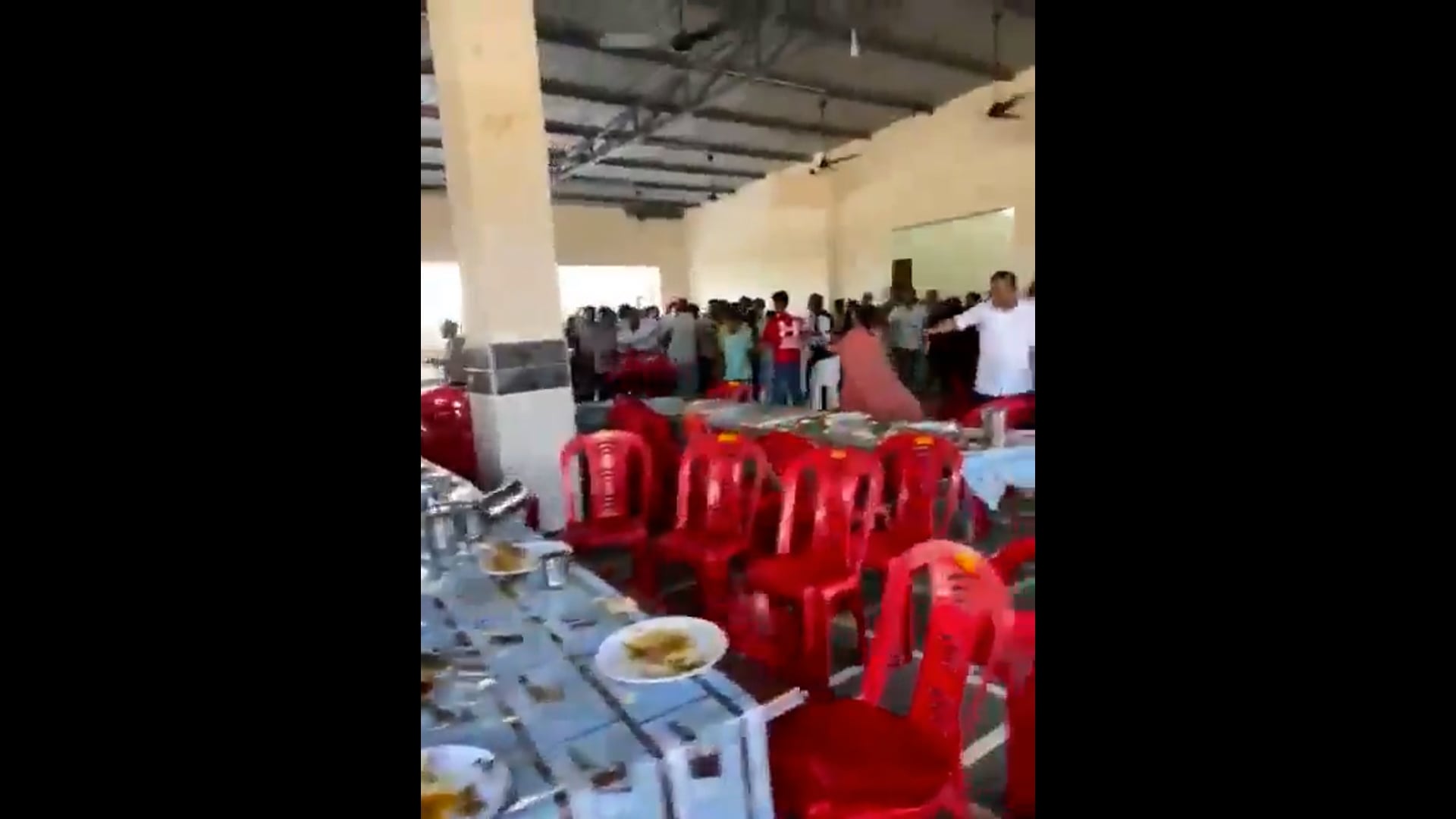 ▶️......लेग पीस की लड़ाई में बारातियों ने ऐसा स्टेप लिया कि मंडप सीधे WWE रिंग बन गया। अमरोहा, उत्तर प्रदेश....*