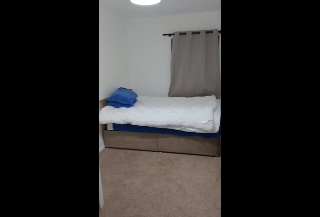 Small double room for rent &pound;900pm bills inc. Main Photo
