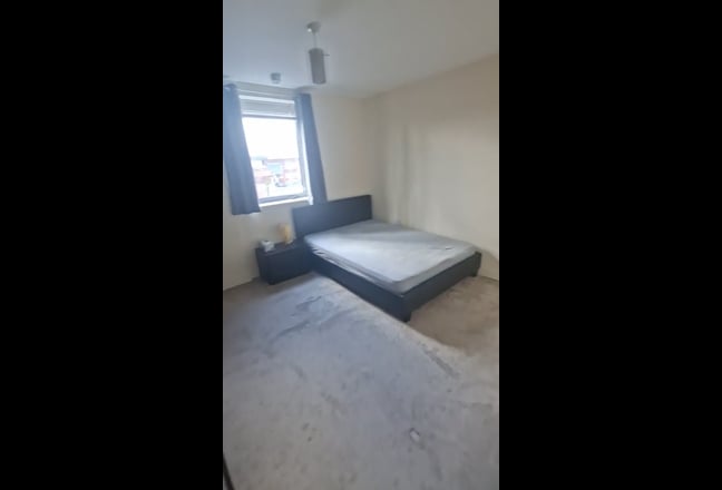 Double room in 2 bedroom flat with a view Main Photo