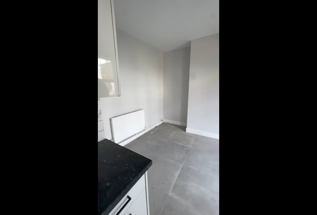 2 Rooms in W12 Main Photo