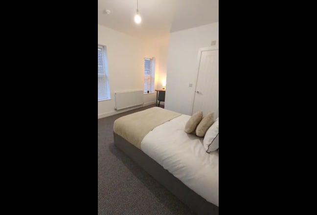 Large Double Room with Ensuite Main Photo