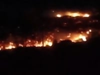 La tramuntana fa caure un pal de llum i genera un incendi a Vilanera