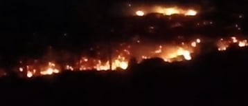 La tramuntana fa caure un pal de llum i genera un incendi a Vilanera