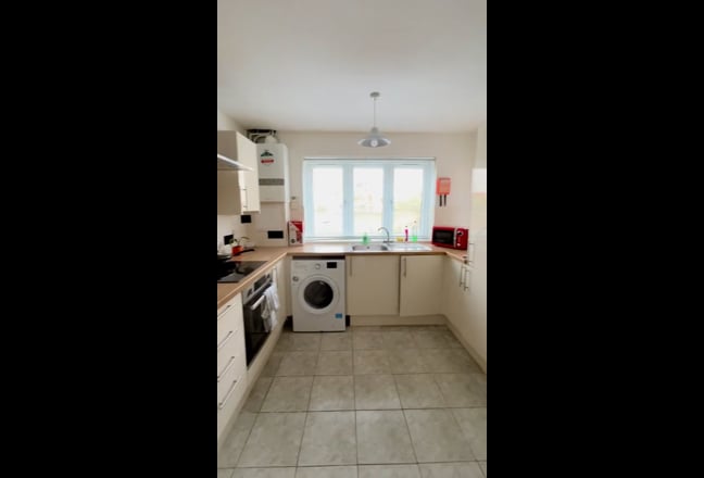 Single Large Room in the middle of Oval🚉Move Now Main Photo