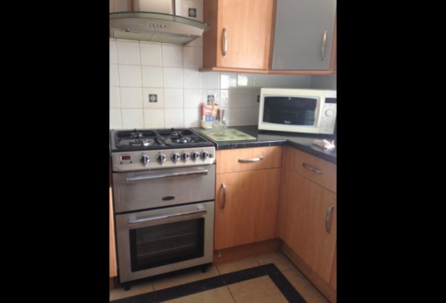 Single Room in an Excellent House Main Photo