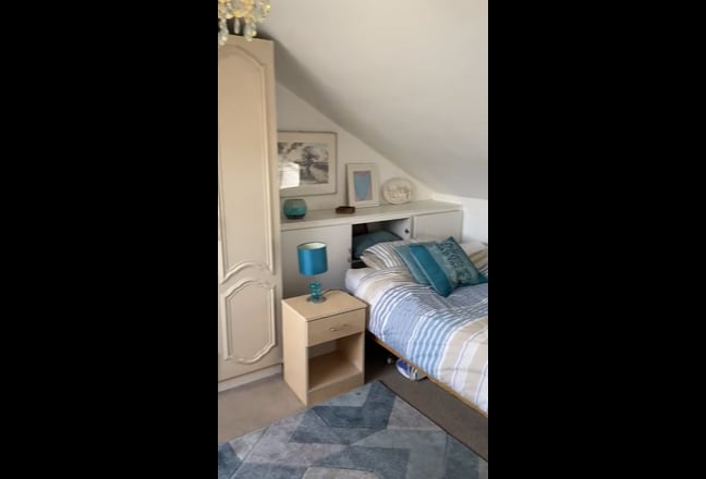 Newly painted double room very light & park views Main Photo