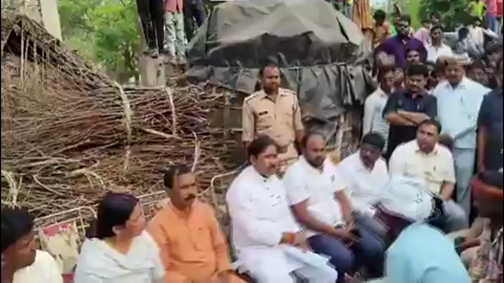 ▶️.....बाराबंकी के टिकैतनगर थाना क्षेत्र के परसावल गांव में शनिवार को बबलू राजभर जोकि दरियावाद के बेहटा गांव का निवासी था अपने चाचा के साथ गांव गांव आइसक्रीम बर्फ आदि बेच रहे थे गांव में शंकर यादव नामक दबंग व्यक्ति से आइसक्रीम के पैसे को लेकर विवाद हो गया।