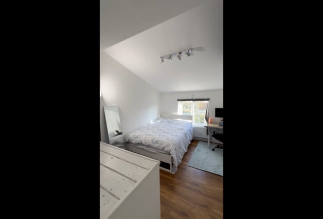 Private Upstairs Ensuite - 5mins to Northern Line  Main Photo