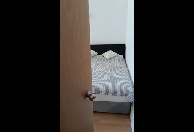 Very large Studio Bedroom Room in Luxury Flat  Main Photo